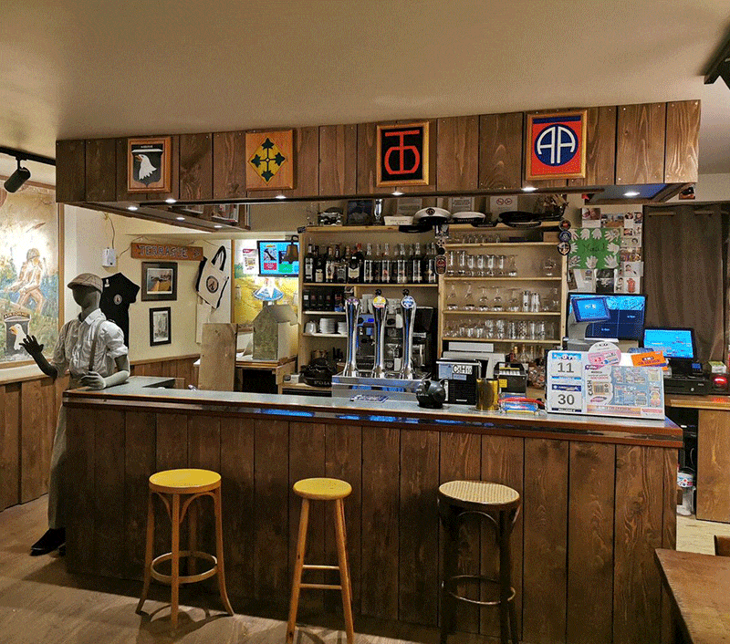 Ambiance chaleureuse et produits du terroir au Bar La Madeleine, Sainte Marie du Mont.