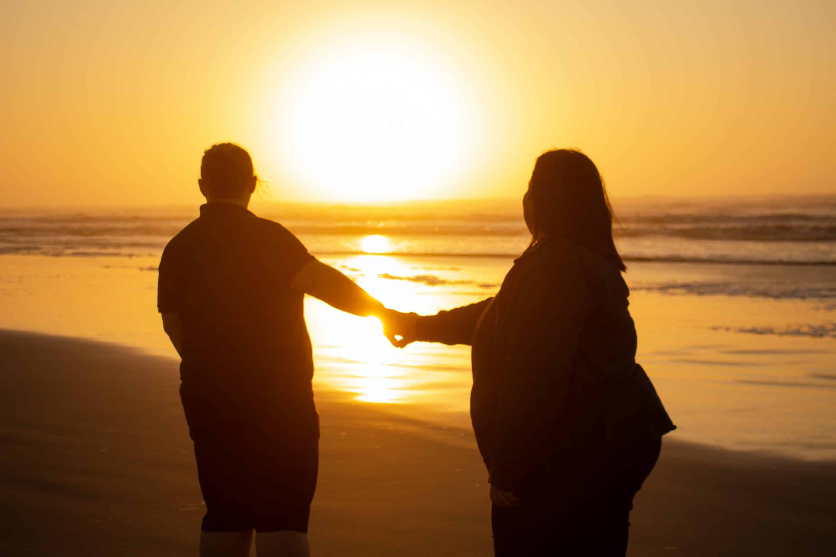 pareja frente a la puesta de sol