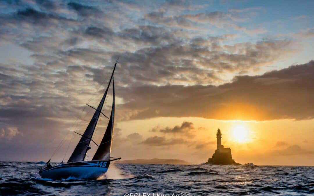 Image de la Rolex Fastnet Race, une prestigieuse course de voile en mer qui met à l'épreuve les compétences des marins et des équipages.