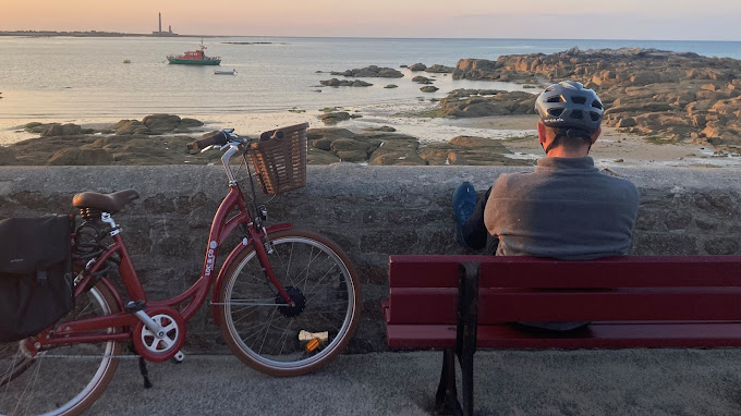 Pause face à la Manche après une balade à vélo - Loc & CO
